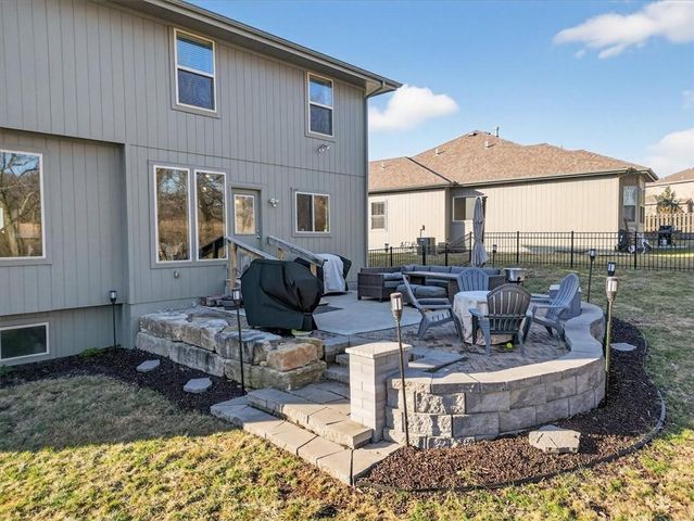 2320 SW Deer Run Road, Lee's Summit, MO 64082