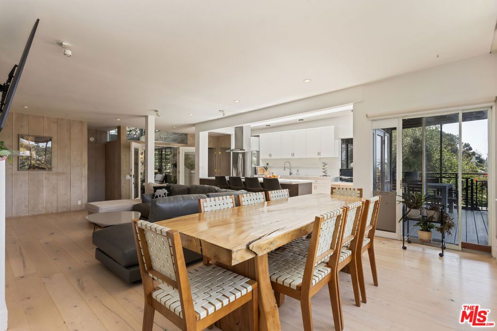 Image 10 of property listing at 454 Stassi Lane, Santa Monica, CA 90402