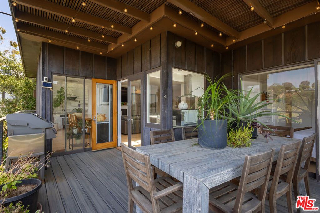 Image 12 of property listing at 454 Stassi Lane, Santa Monica, CA 90402