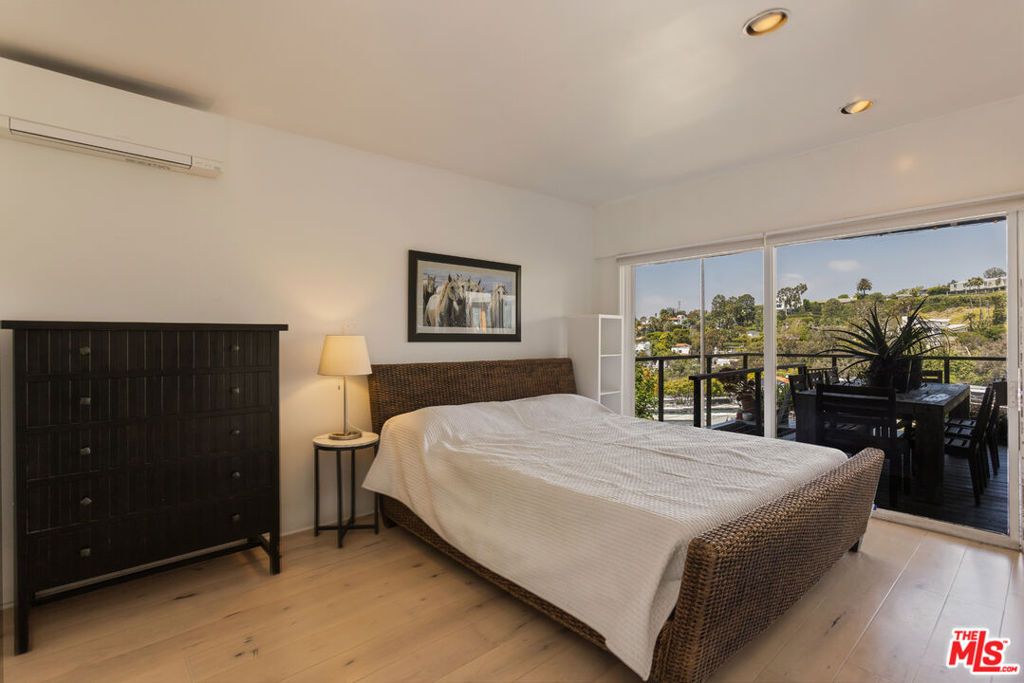 Image 13 of property listing at 454 Stassi Lane, Santa Monica, CA 90402