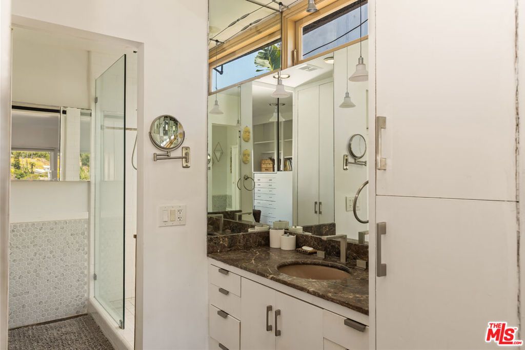 Image 14 of property listing at 454 Stassi Lane, Santa Monica, CA 90402