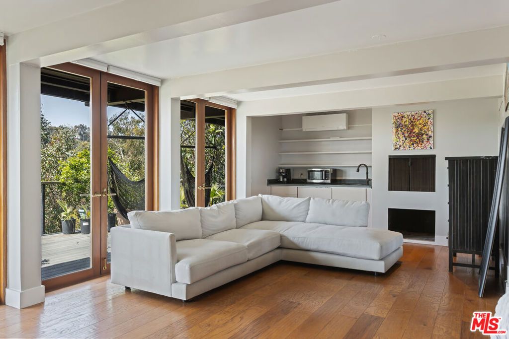 Image 16 of property listing at 454 Stassi Lane, Santa Monica, CA 90402