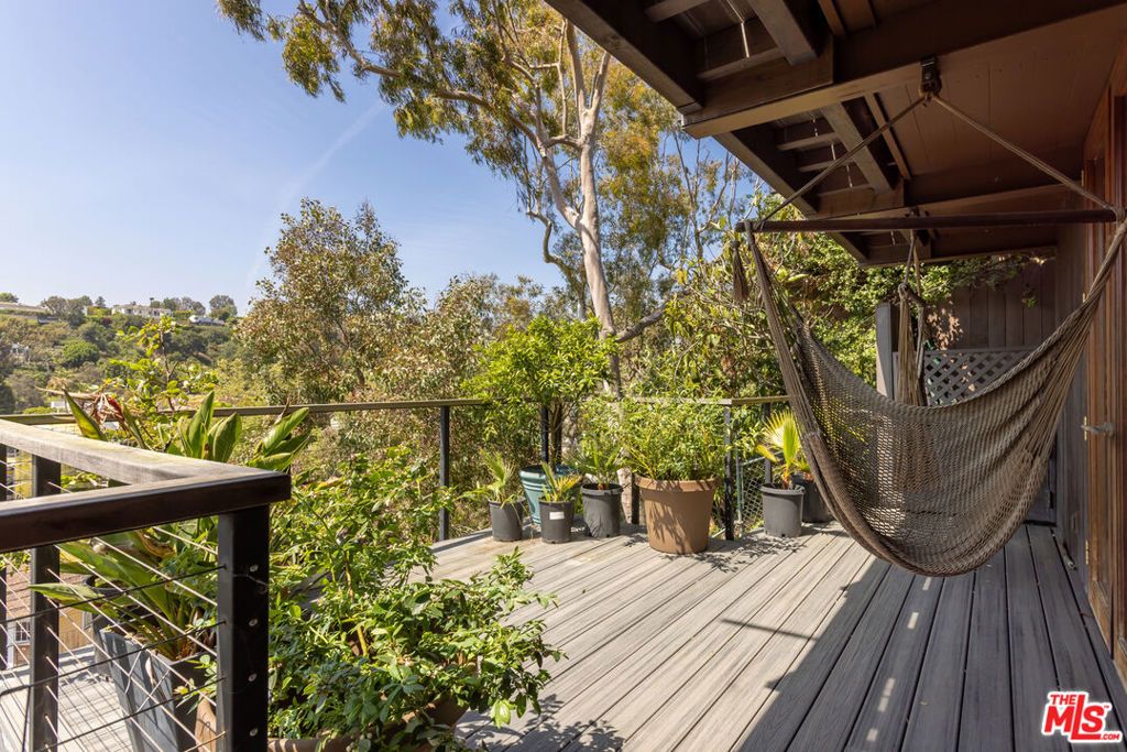 Image 18 of property listing at 454 Stassi Lane, Santa Monica, CA 90402