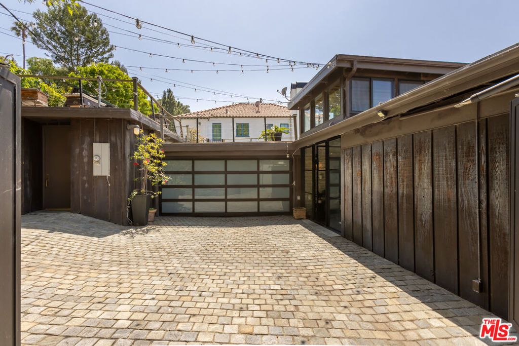 Image 2 of property listing at 454 Stassi Lane, Santa Monica, CA 90402