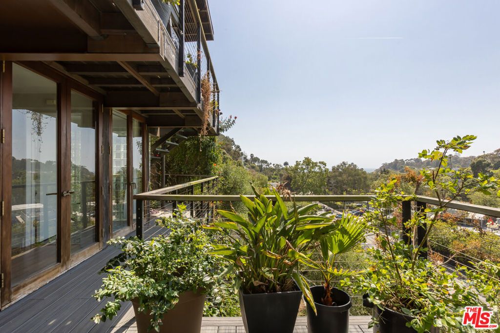 Image 20 of property listing at 454 Stassi Lane, Santa Monica, CA 90402