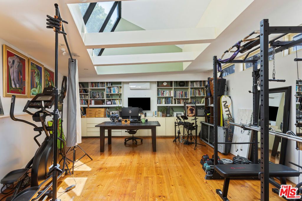 Image 21 of property listing at 454 Stassi Lane, Santa Monica, CA 90402