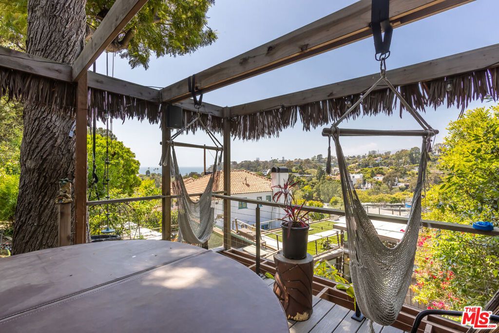 Image 22 of property listing at 454 Stassi Lane, Santa Monica, CA 90402