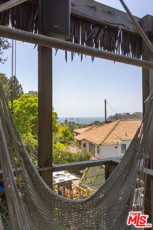 Image 23 of property listing at 454 Stassi Lane, Santa Monica, CA 90402
