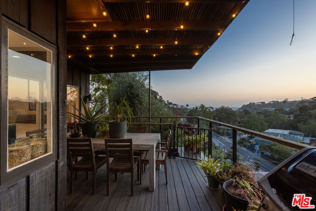 Image 25 of property listing at 454 Stassi Lane, Santa Monica, CA 90402