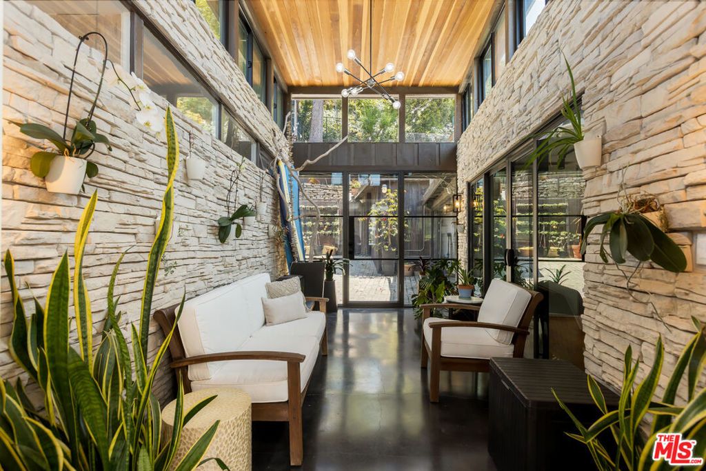 Image 27 of property listing at 454 Stassi Lane, Santa Monica, CA 90402