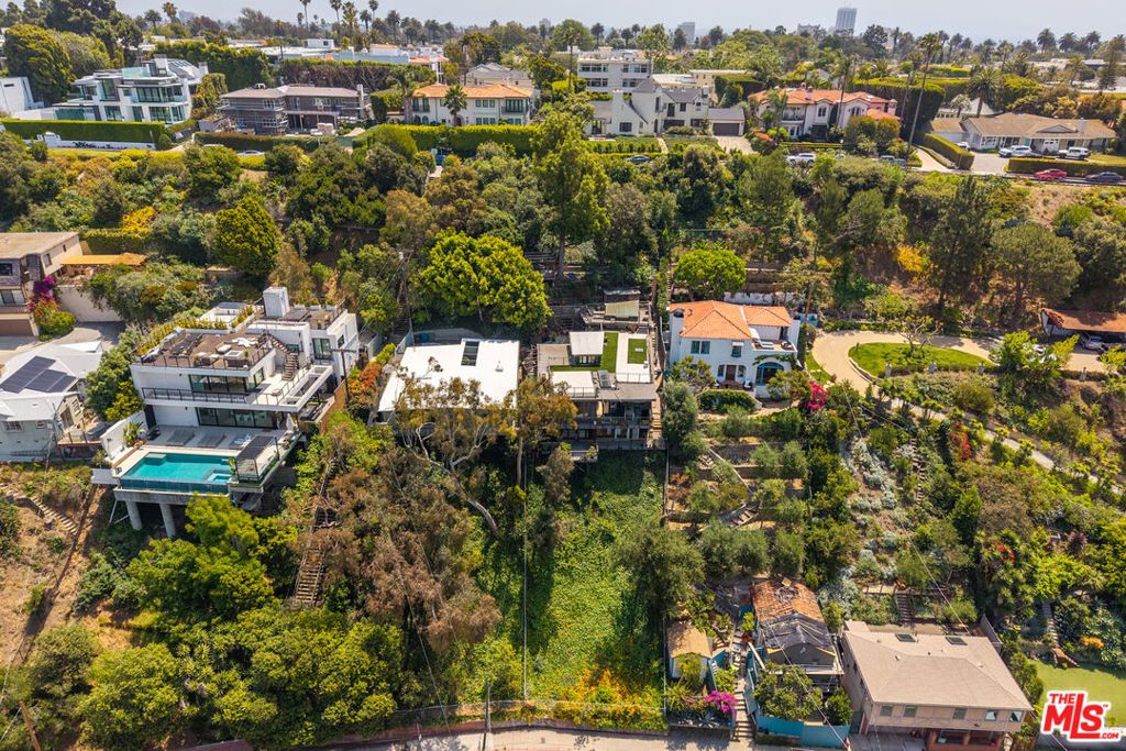 Image 28 of property listing at 454 Stassi Lane, Santa Monica, CA 90402