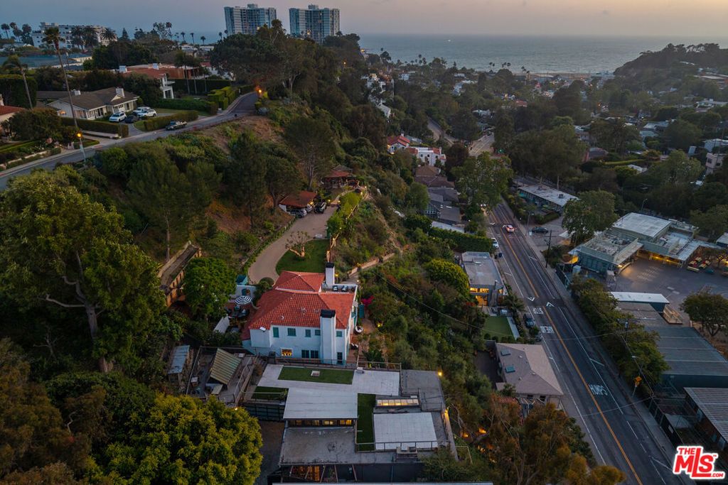 Image 32 of property listing at 454 Stassi Lane, Santa Monica, CA 90402
