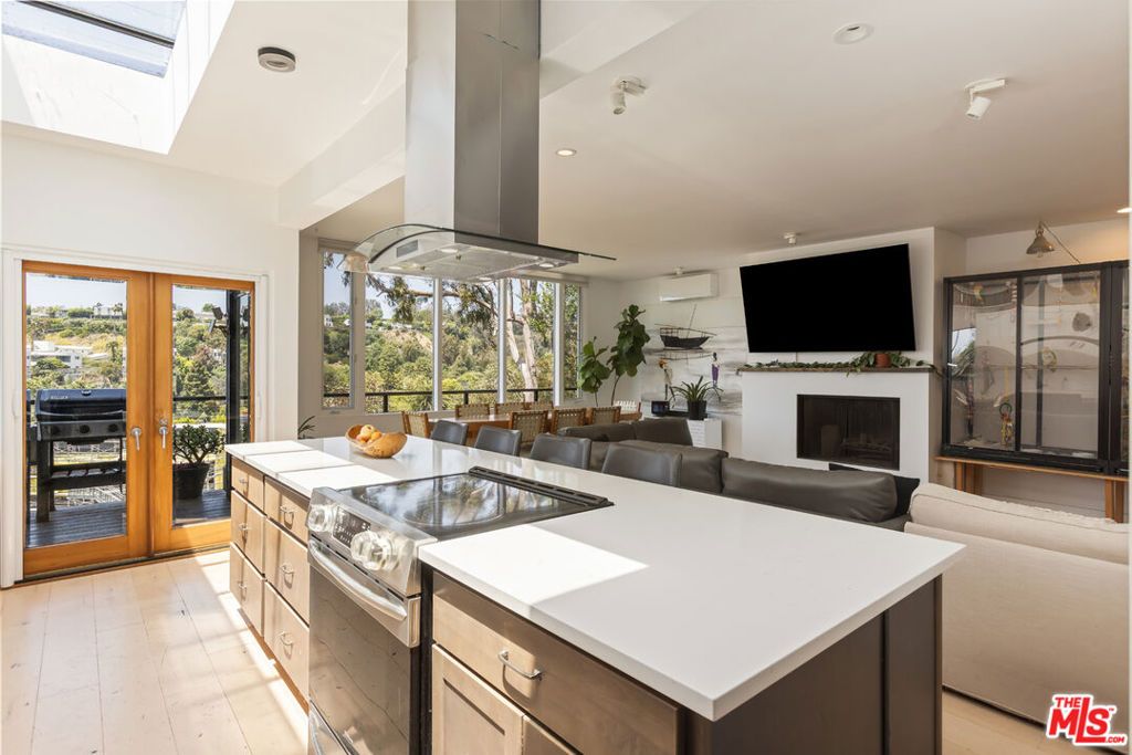 Image 4 of property listing at 454 Stassi Lane, Santa Monica, CA 90402