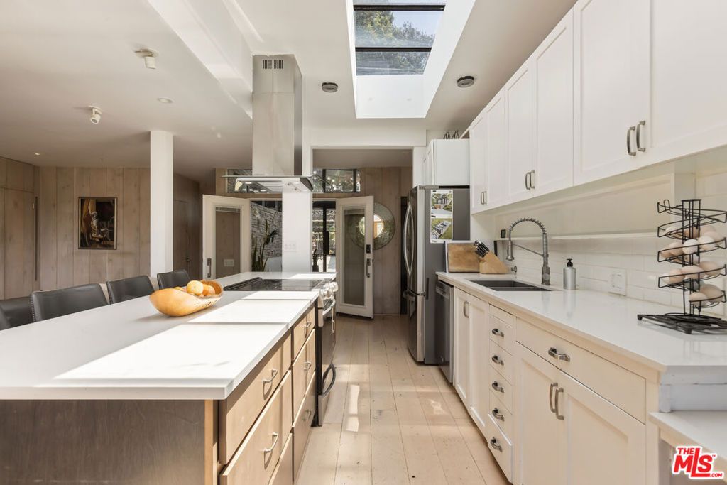 Image 5 of property listing at 454 Stassi Lane, Santa Monica, CA 90402