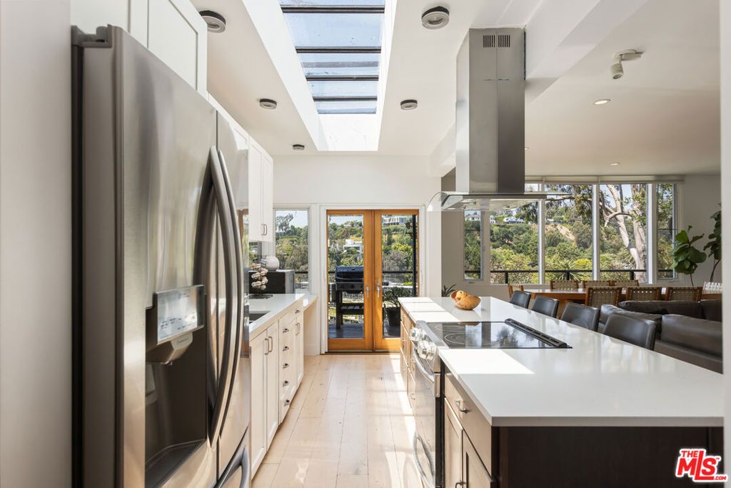 Image 6 of property listing at 454 Stassi Lane, Santa Monica, CA 90402