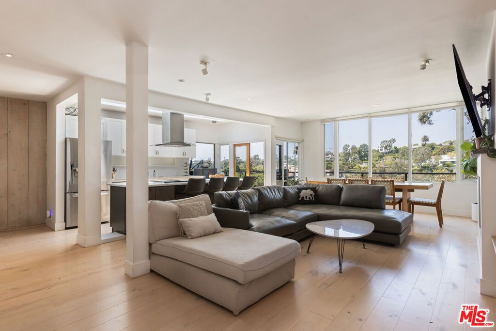 Image 7 of property listing at 454 Stassi Lane, Santa Monica, CA 90402
