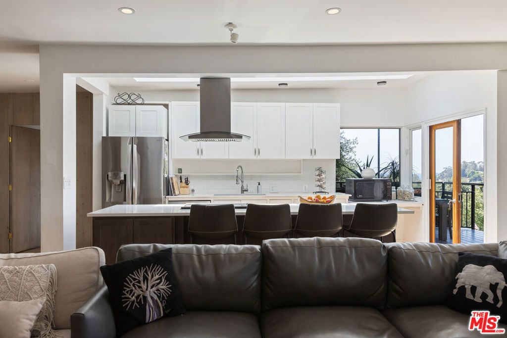 Image 8 of property listing at 454 Stassi Lane, Santa Monica, CA 90402