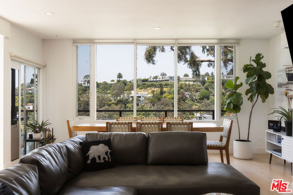 Image 9 of property listing at 454 Stassi Lane, Santa Monica, CA 90402