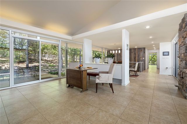 164 S Crossover Road, Fayetteville, AR 72701