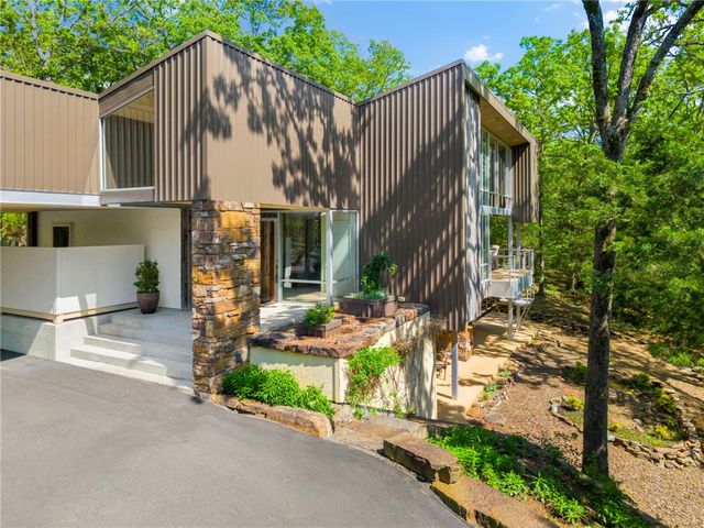 164 S Crossover Road, Fayetteville, AR 72701