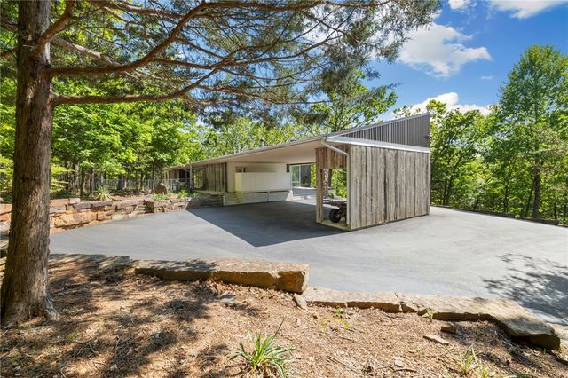 164 S Crossover Road, Fayetteville, AR 72701