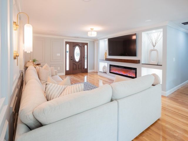 11 Bacon Dr, Saugus, MA 01906