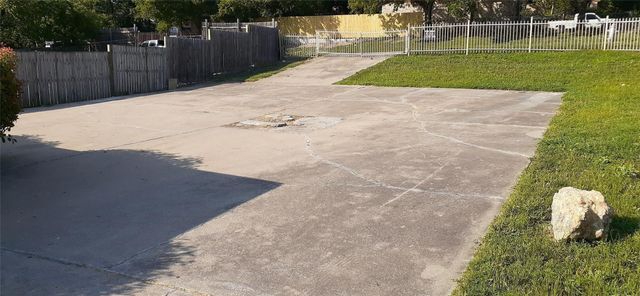 2801 NW 19th Street B, Haltom City, TX 76106