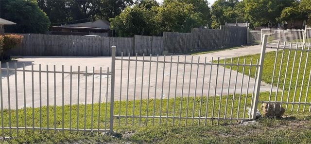 2801 NW 19th Street B, Haltom City, TX 76106