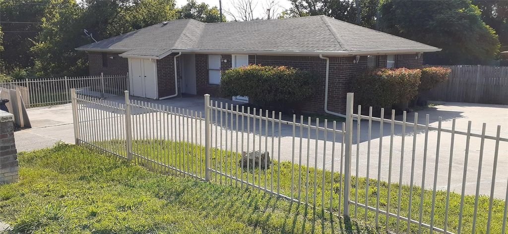 2801 NW 19th Street B, Haltom City, TX 76106