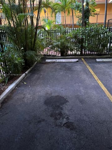 365 NE 125th St 301, North Miami, FL 33161