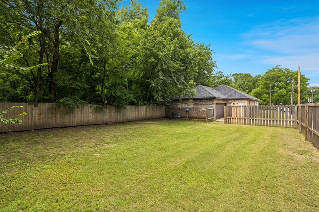 344 N Taylor Street, Gainesville, TX 76240