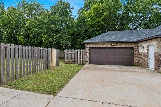 344 N Taylor Street, Gainesville, TX 76240
