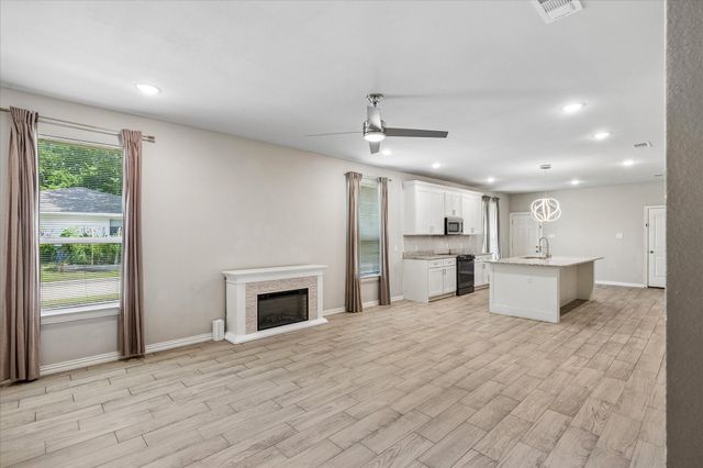 344 N Taylor Street, Gainesville, TX 76240