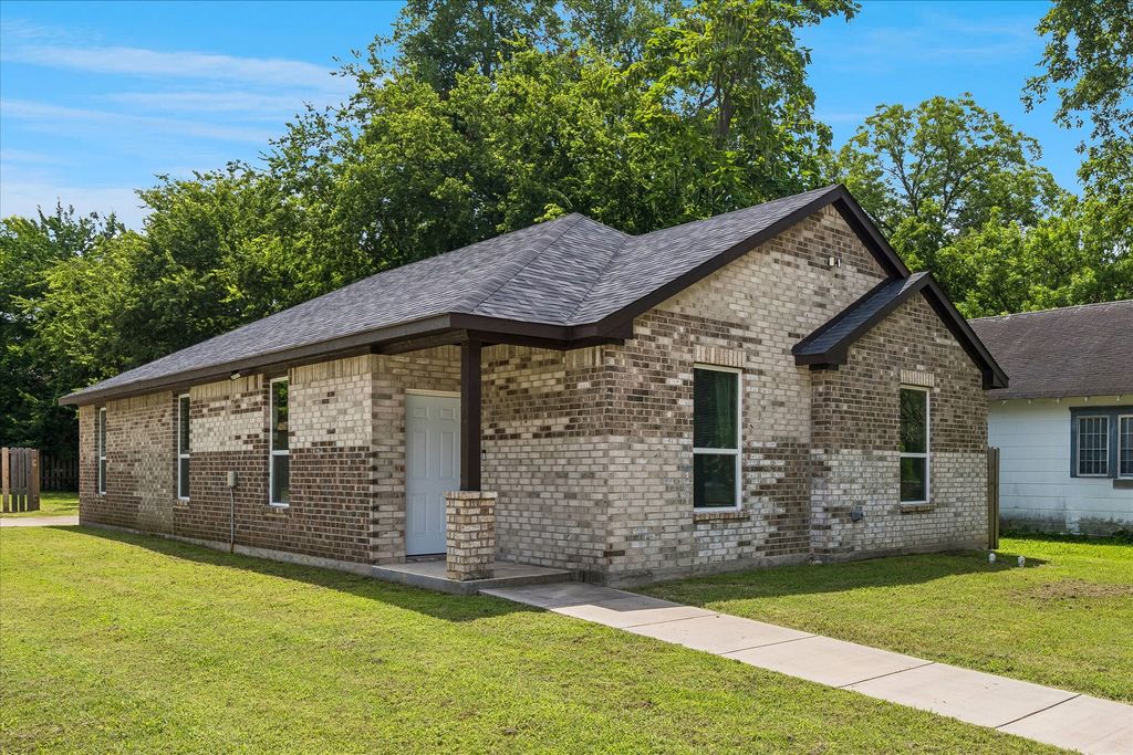 344 N Taylor Street, Gainesville, TX 76240