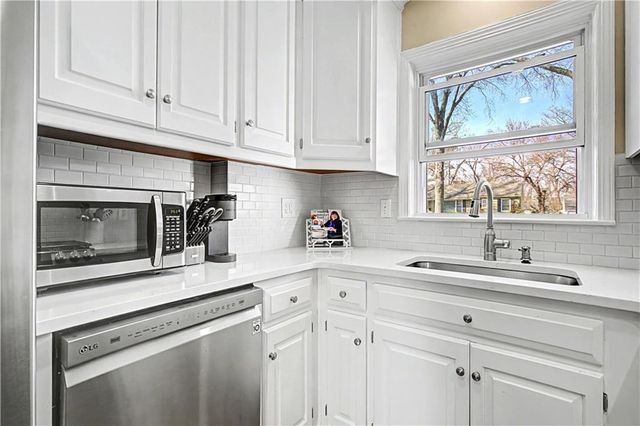 2711 W 73rd Terrace, Prairie Village, KS 66208