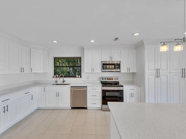 4989 Pineview Circle, Delray Beach, FL 33445