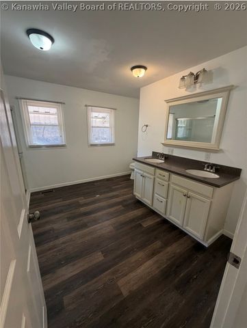 11186 Elk River Road N, Clendenin, WV 25045