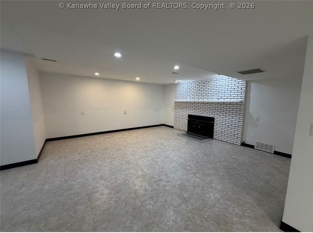 11186 Elk River Road N, Clendenin, WV 25045