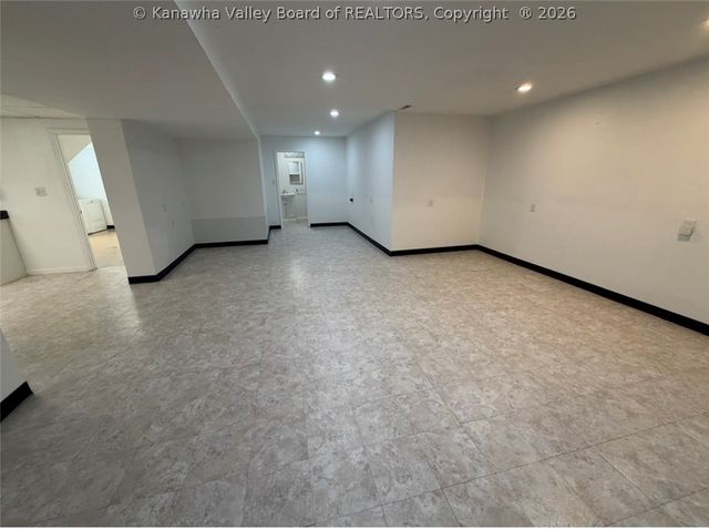 11186 Elk River Road N, Clendenin, WV 25045