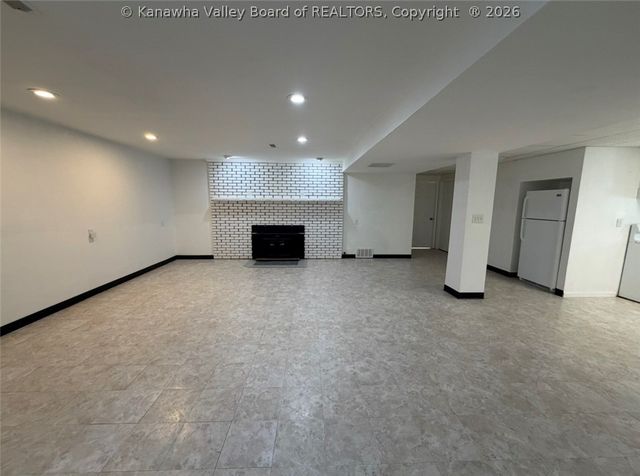 11186 Elk River Road N, Clendenin, WV 25045