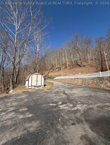 11186 Elk River Road N, Clendenin, WV 25045