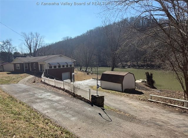 11186 Elk River Road N, Clendenin, WV 25045