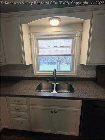 11186 Elk River Road N, Clendenin, WV 25045