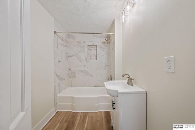 691 J E George Boulevard, Omaha, NE 68132