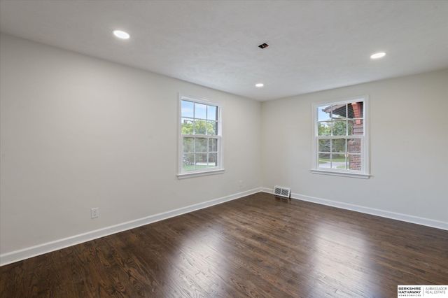 691 J E George Boulevard, Omaha, NE 68132