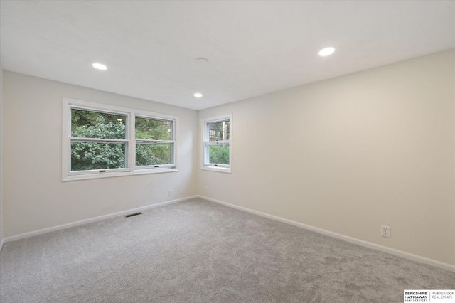 691 J E George Boulevard, Omaha, NE 68132