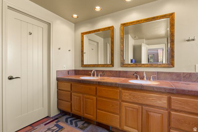 989 N SHONTO RIDGE DR, Ivins, UT 84738