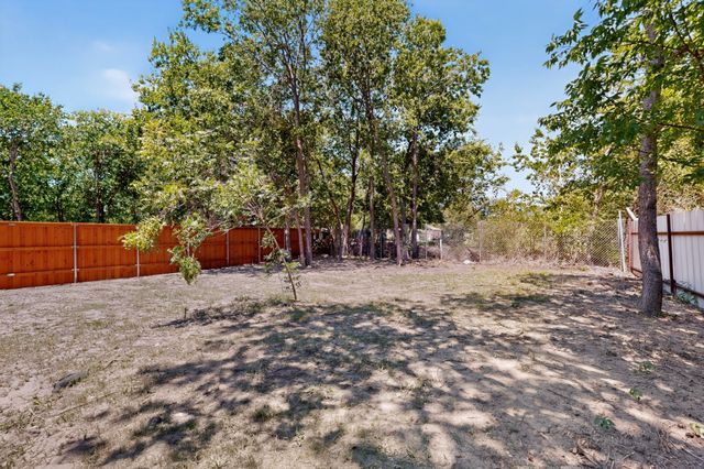 1008 W Crockett Street, Ennis, TX 75119