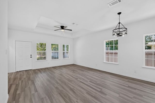1008 W Crockett Street, Ennis, TX 75119