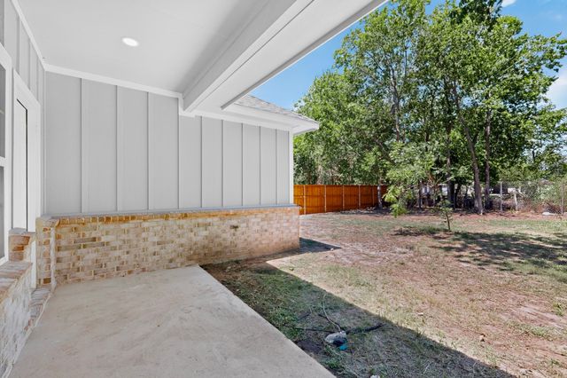 1008 W Crockett Street, Ennis, TX 75119